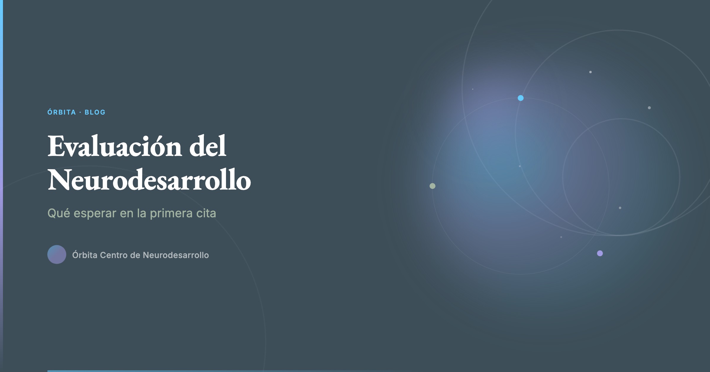 Consultorio pediátrico con ambiente cálido donde un especialista evalúa el desarrollo de un niño pequeño junto a sus padres