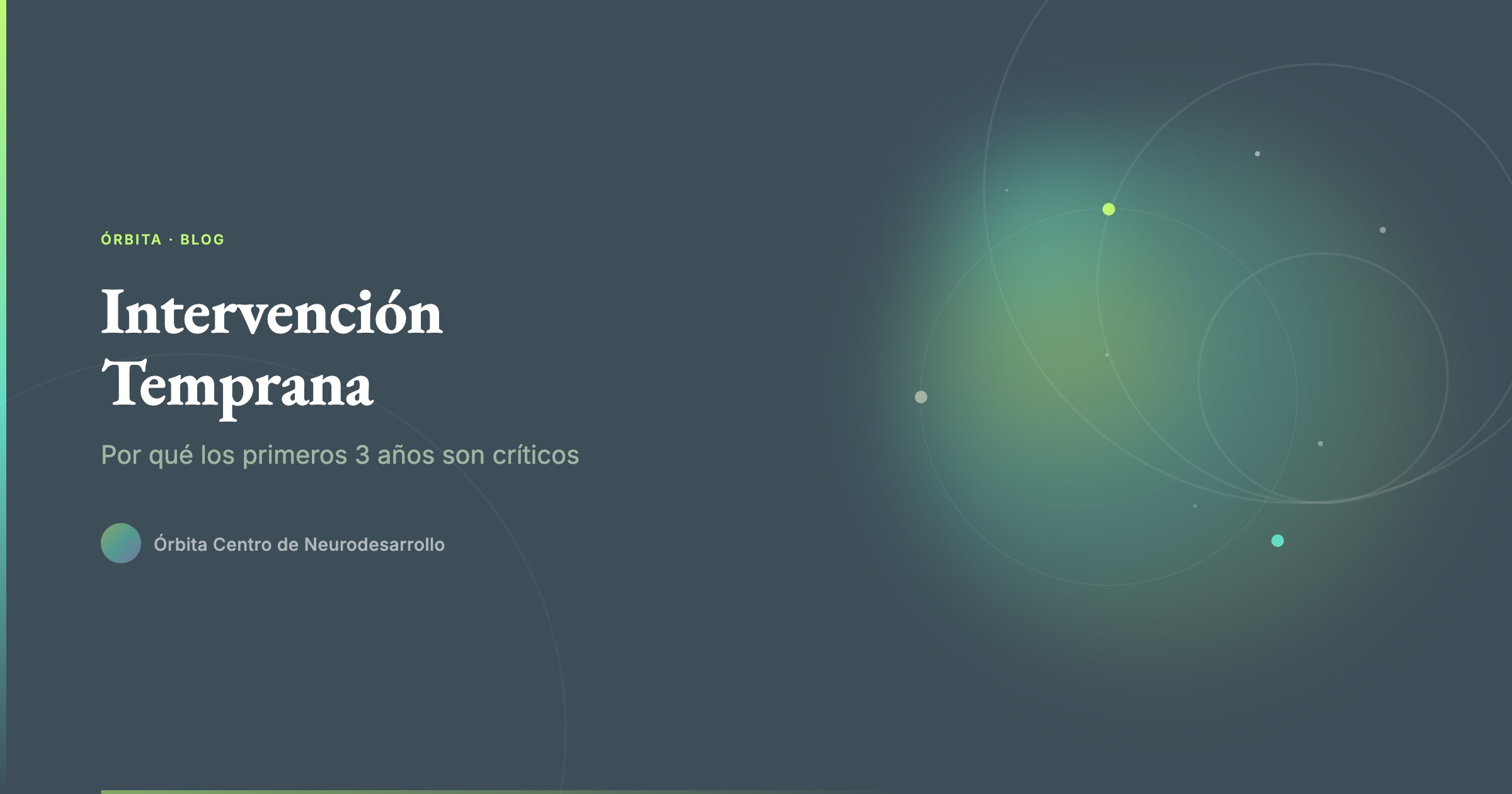 Un niño pequeño jugando con bloques de colores durante una sesión de estimulación temprana en un entorno clínico cálido